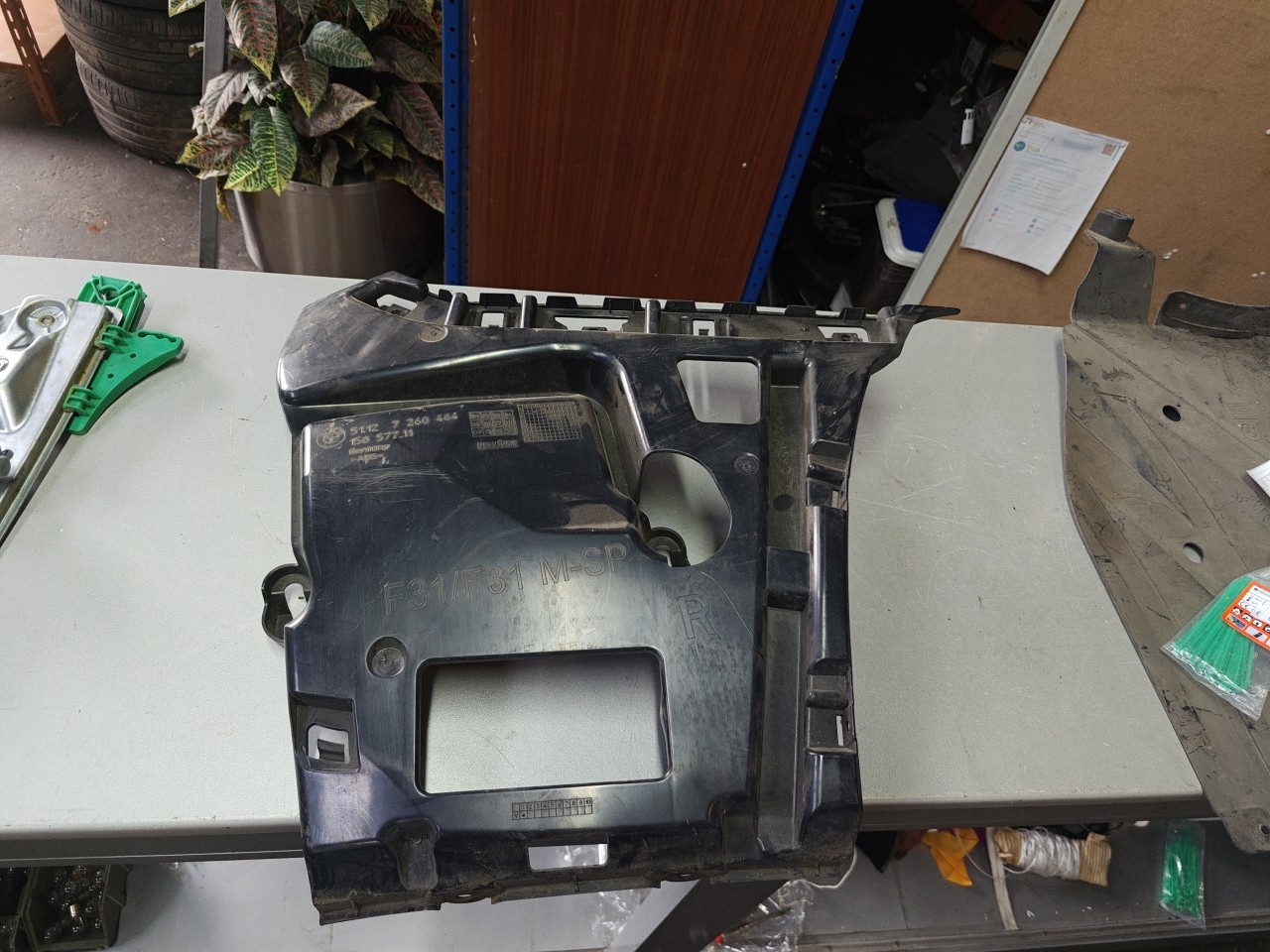 Suporte/ Guia Direita do Parachoques Tras BMW 3 Touring (F31) | 12 - 19