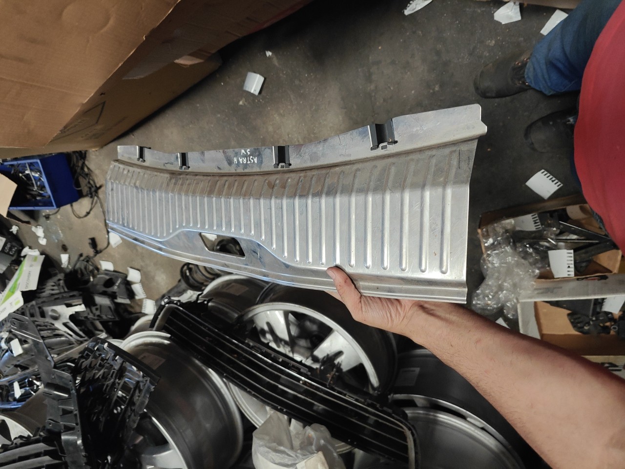 Plastico do Engate / Trinco do fecho da Mala OPEL ASTRA H Combi (A04) | 04 - 14
