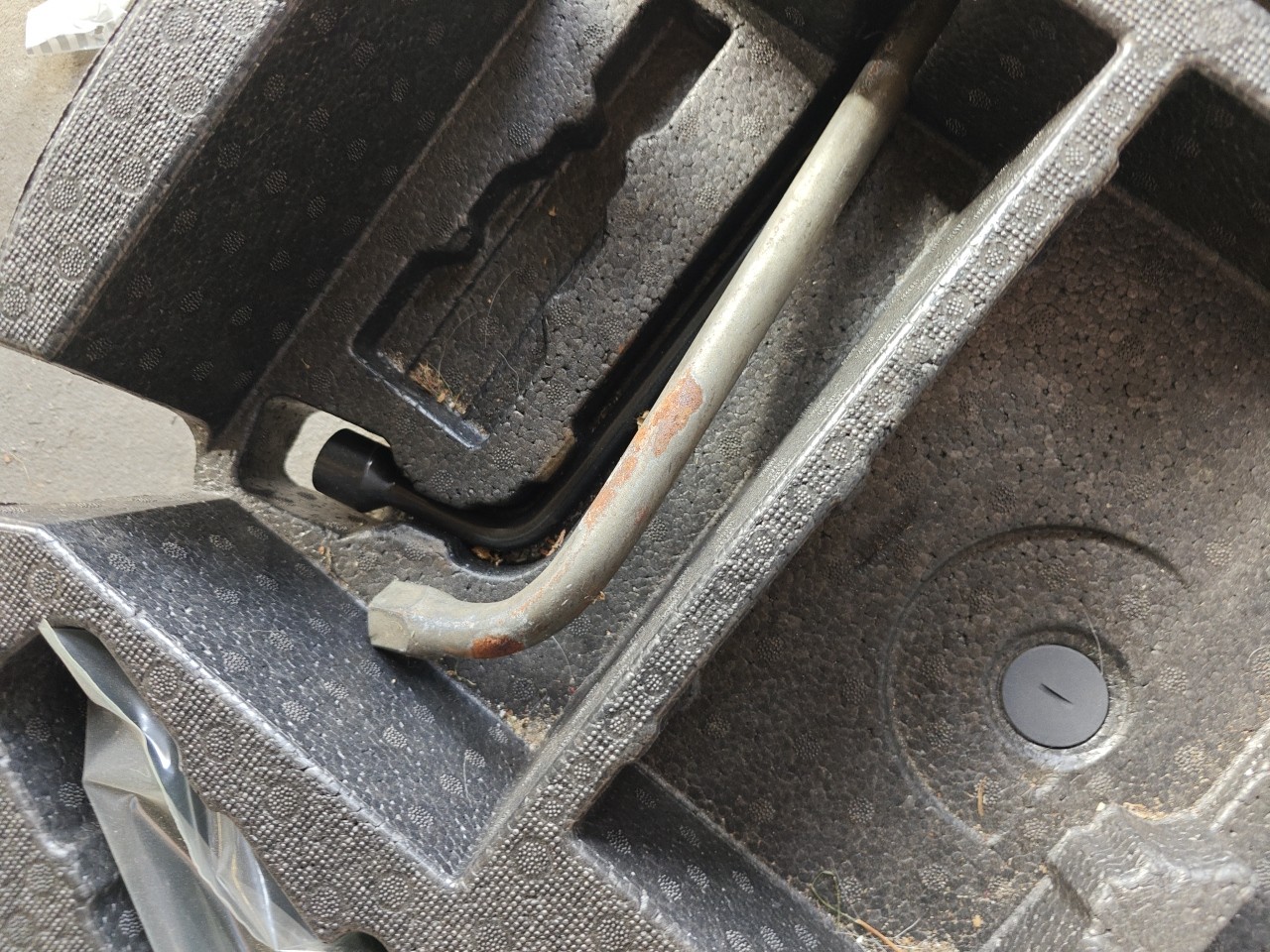 Kit Ferramentas Pneu Suplente TOYOTA AURIS (_E18_) | 12 - 18 Imagem-1 Kit Ferramentas Pneu Suplente TOYOTA AURIS (_E18_) | 12 - 18 Imagem-1