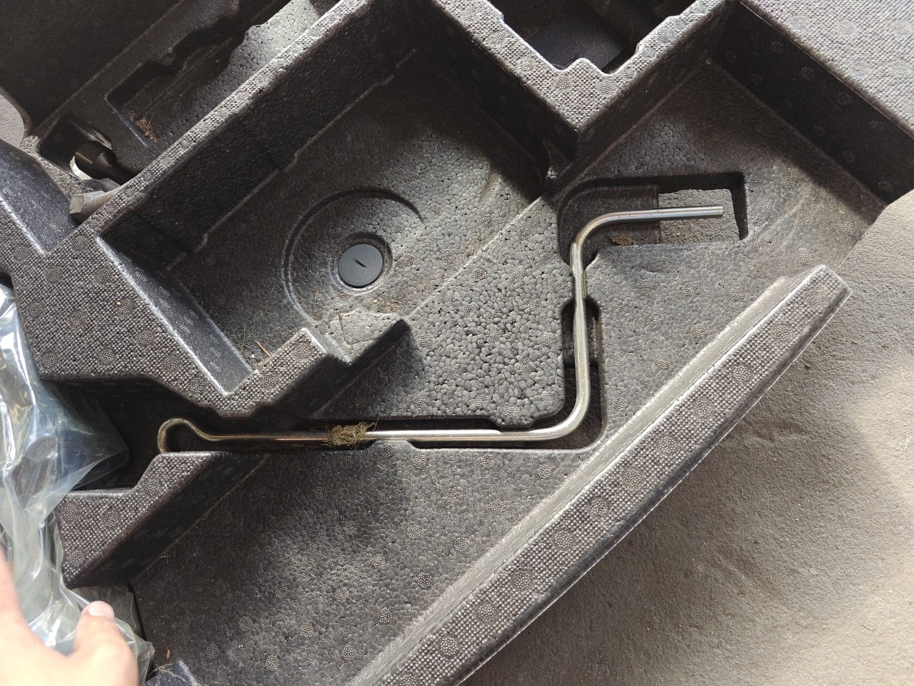 Kit Ferramentas Pneu Suplente TOYOTA AURIS (_E18_) | 12 - 18 Imagem-3 Kit Ferramentas Pneu Suplente TOYOTA AURIS (_E18_) | 12 - 18 Imagem-3