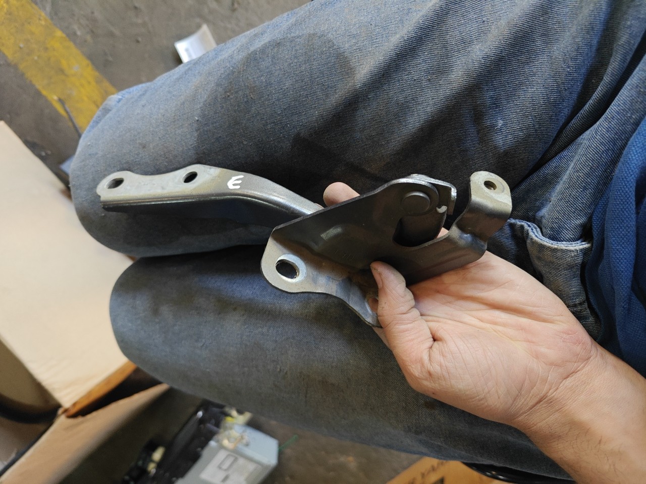 Dobradiça do Capot Esquerda TOYOTA AVENSIS três volumes (_T27_) | 08 - 18