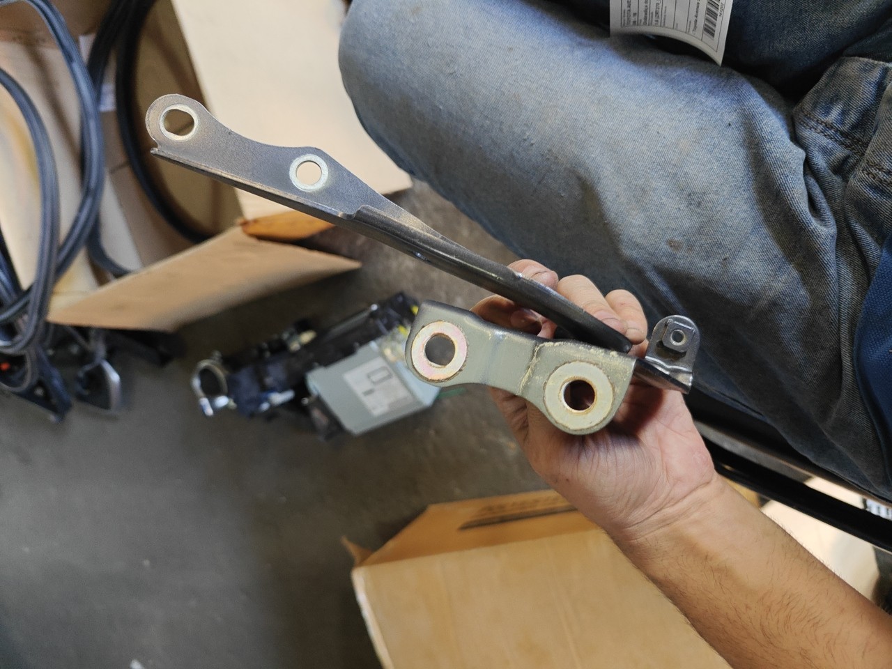 Dobradiça do Capot Direita TOYOTA AVENSIS três volumes (_T27_) | 08 - 18