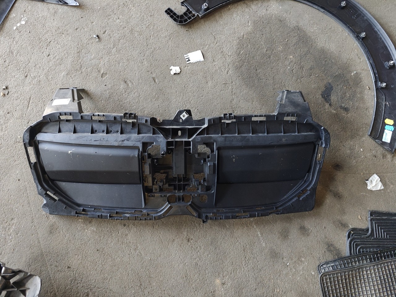 Entrada de Ar / Suporte da Grelha Frontal Central BMW 2 U06 active tourer