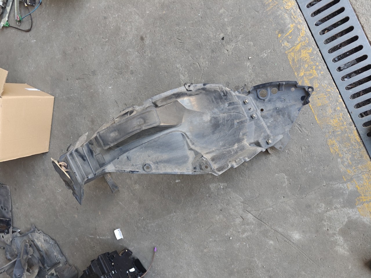 Cava de Roda Frente Esquerda resguardo TOYOTA AURIS (_E18_) | 12 - 18