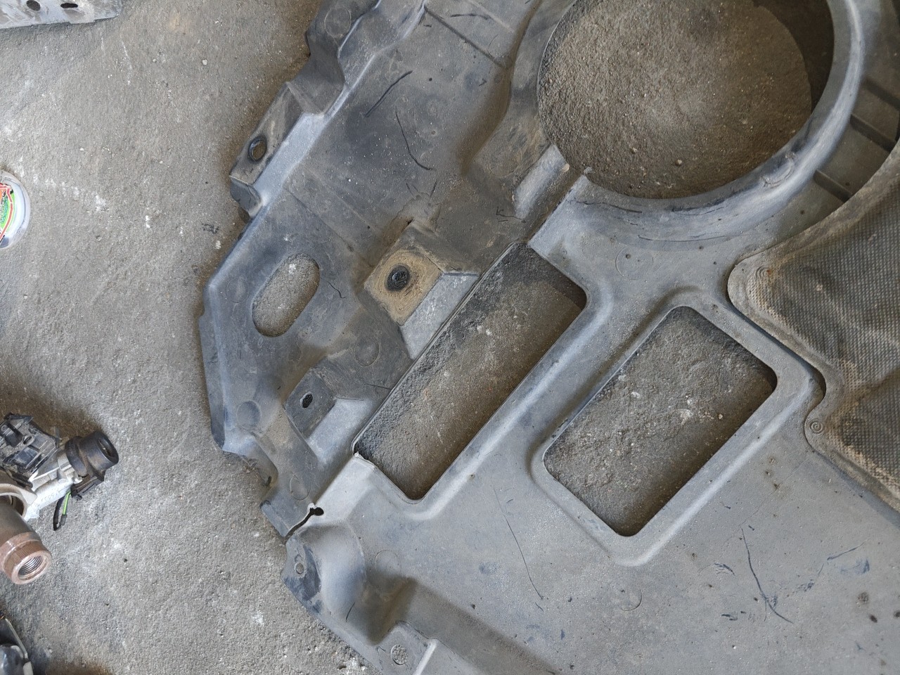 Blindagem / Resguardo de plastico cobertura pequen TOYOTA AURIS (_E18_) | 12 - 18 Imagem-2 Blindagem / Resguardo de plastico cobertura pequen TOYOTA AURIS (_E18_) | 12 - 18 Imagem-2