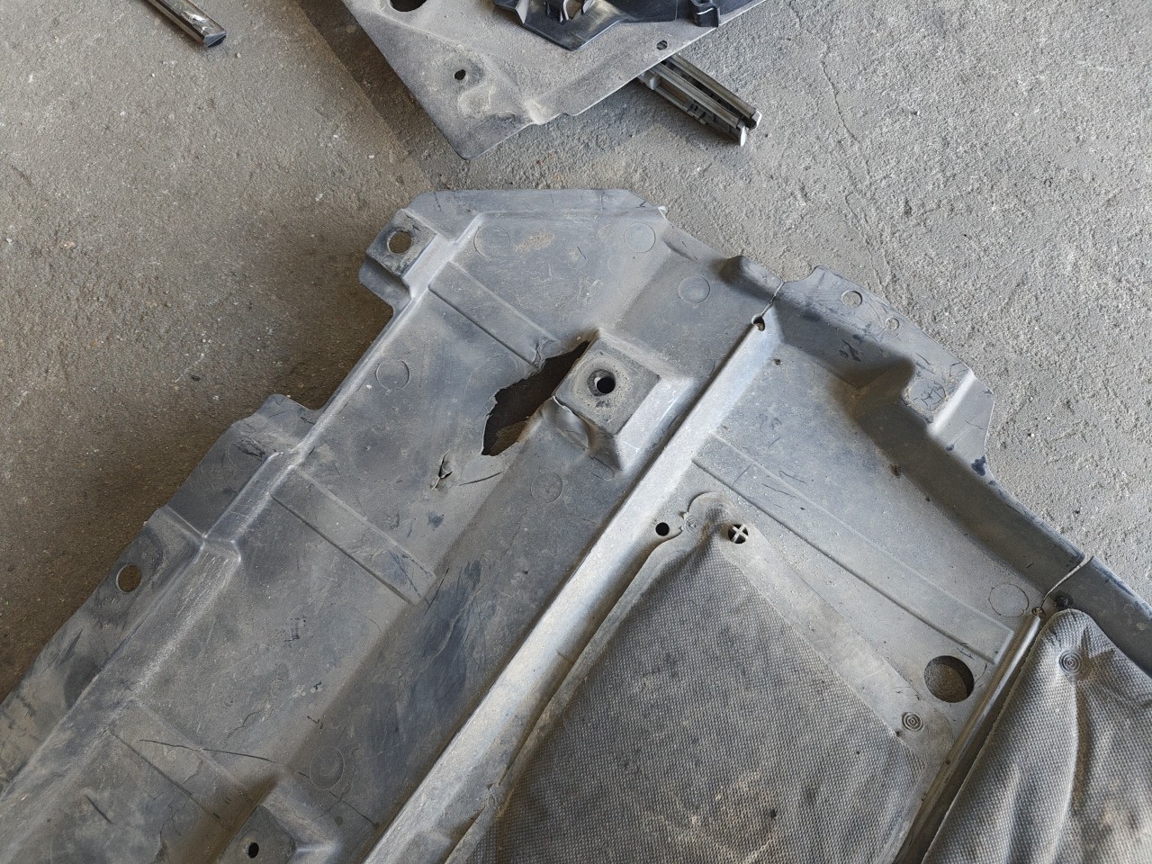 Blindagem / Resguardo de plastico cobertura pequen TOYOTA AURIS (_E18_) | 12 - 18 Imagem-3 Blindagem / Resguardo de plastico cobertura pequen TOYOTA AURIS (_E18_) | 12 - 18 Imagem-3