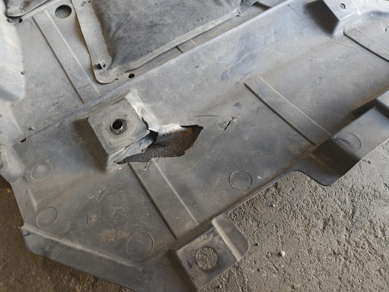 Blindagem / Resguardo de plastico cobertura pequen TOYOTA AURIS (_E18_) | 12 - 18 Imagem-6 Blindagem / Resguardo de plastico cobertura pequen TOYOTA AURIS (_E18_) | 12 - 18 Imagem-6