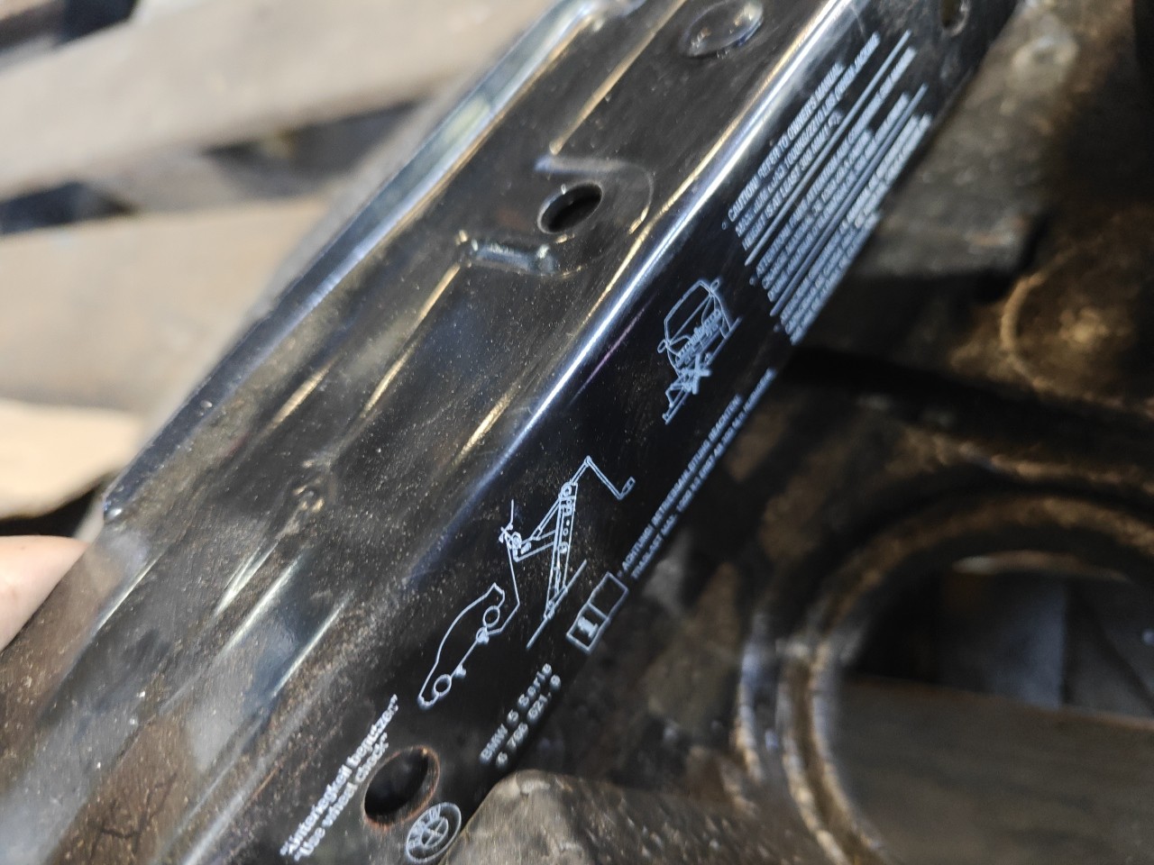 Macaco de elevação do carro BMW 5 (E60) | 01 - 10 Imagem-3 Macaco de elevação do carro BMW 5 (E60) | 01 - 10 Imagem-3