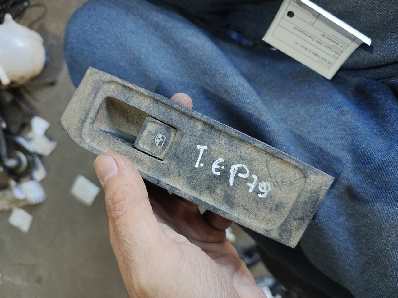 Interruptor Vidro Tras Esquerdo SKODA FABIA III (NJ3) | 14 - 