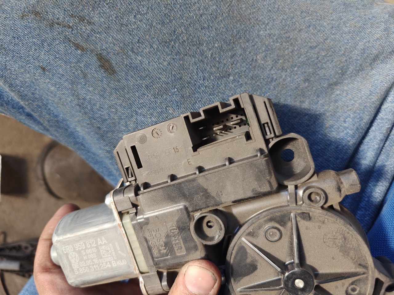 Motor do Elevador de Vidro Tras Direito VOLKSWAGEN POLO (6R1, 6C1) | 09 -  Imagem-2