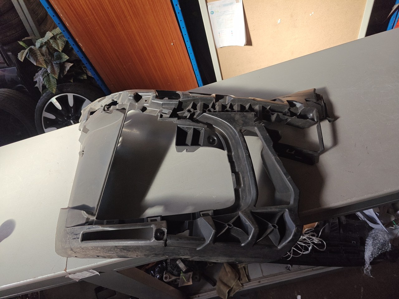 Suporte / Guia Direita do Parachoques Frente BMW 4 Gran Coupe (G26)