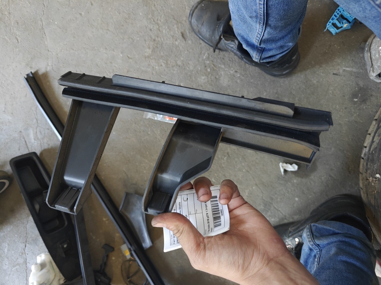 Calha do Vidro Porta Frente Direita FIAT DOBLO Camião de plataforma/chassis (263_) | 10 -  Imagem-2 Calha do Vidro Porta Frente Direita FIAT DOBLO Camião de plataforma/chassis (263_) | 10 -  Imagem-2