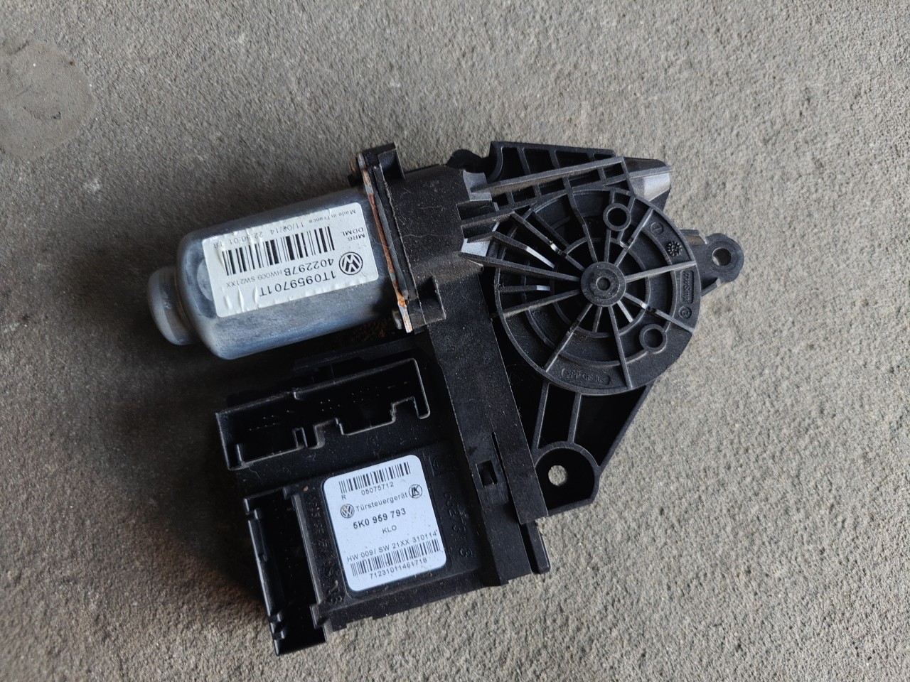 Motor do Elevador de Vidro Frente Esquerdo VOLKSWAGEN CADDY III Combi (2KB, 2KJ, 2CB, 2CJ) | 04 - 15