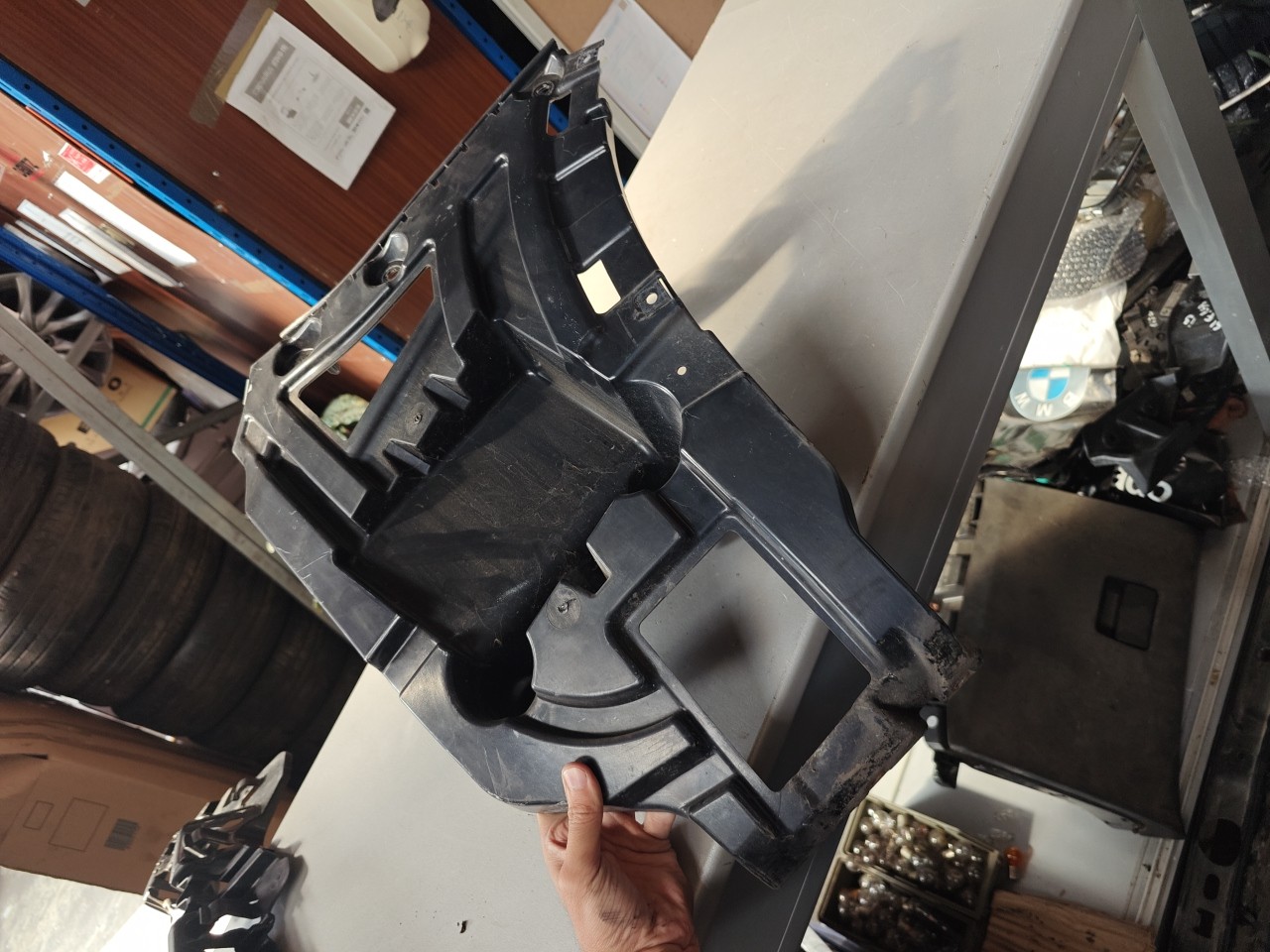 Suporte/ Guia Direita do Parachoques Tras BMW X3 (F25) | 10 - 17