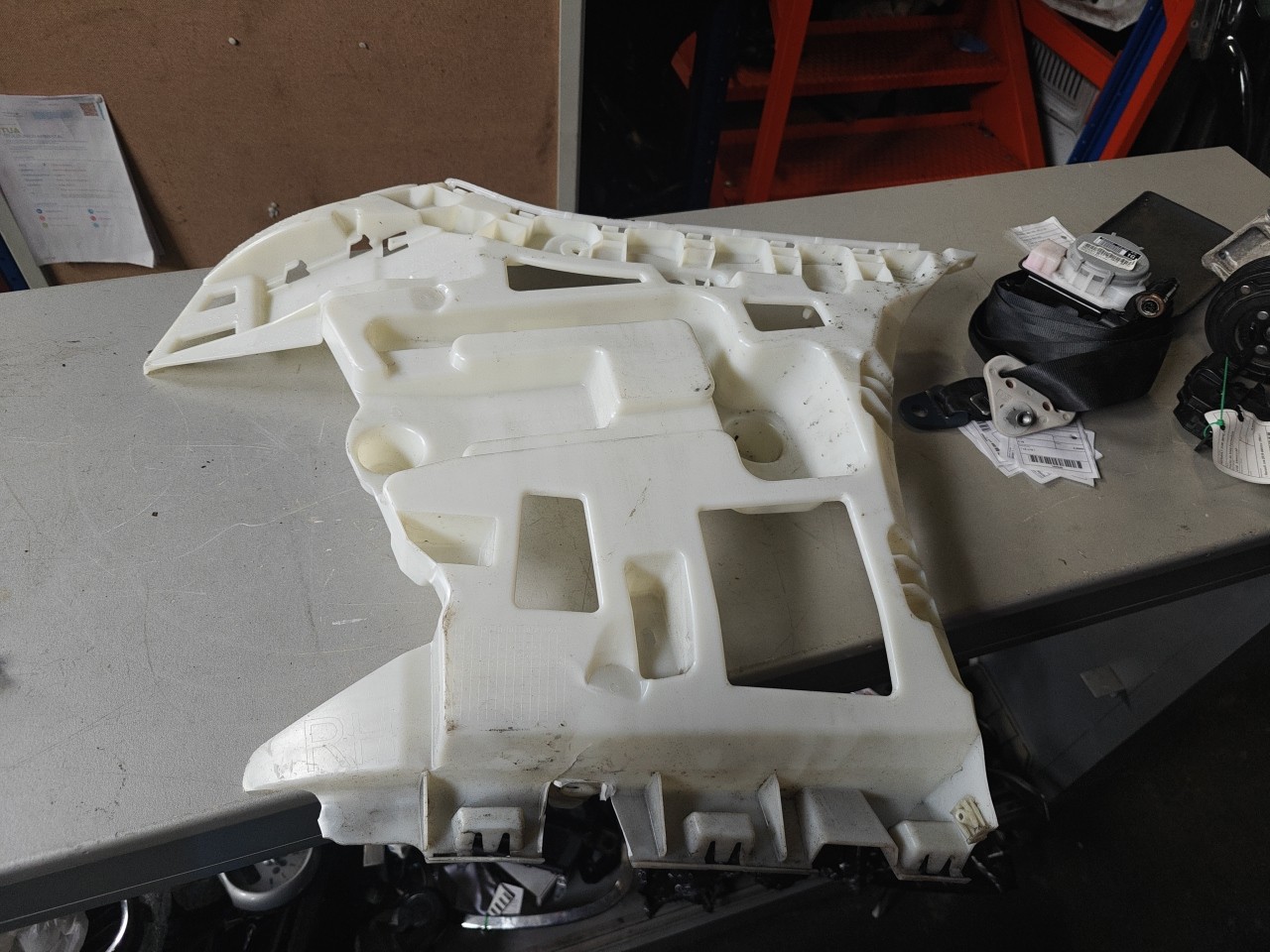 Suporte/ Guia Direita do Parachoques Tras BMW 4 Gran Coupe (G26)