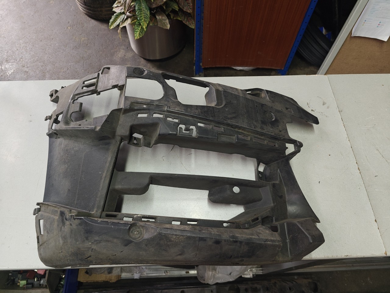 Suporte / Guia Direita do Parachoques Frente BMW 5 (G30, F90) | 16 - 