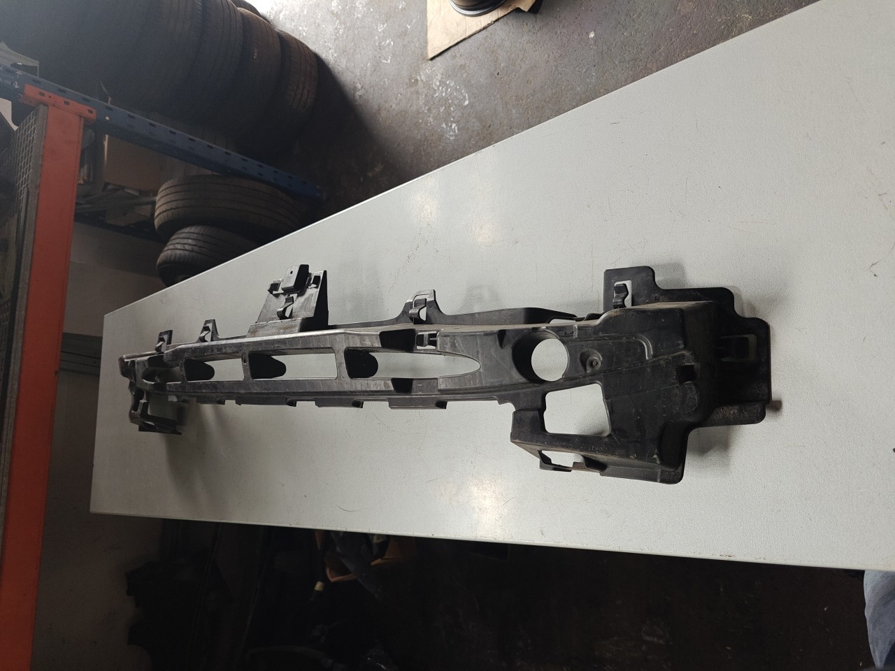 Suporte/ Guia Central do Parachoques Tras BMW i3 (I01) | 13 - 