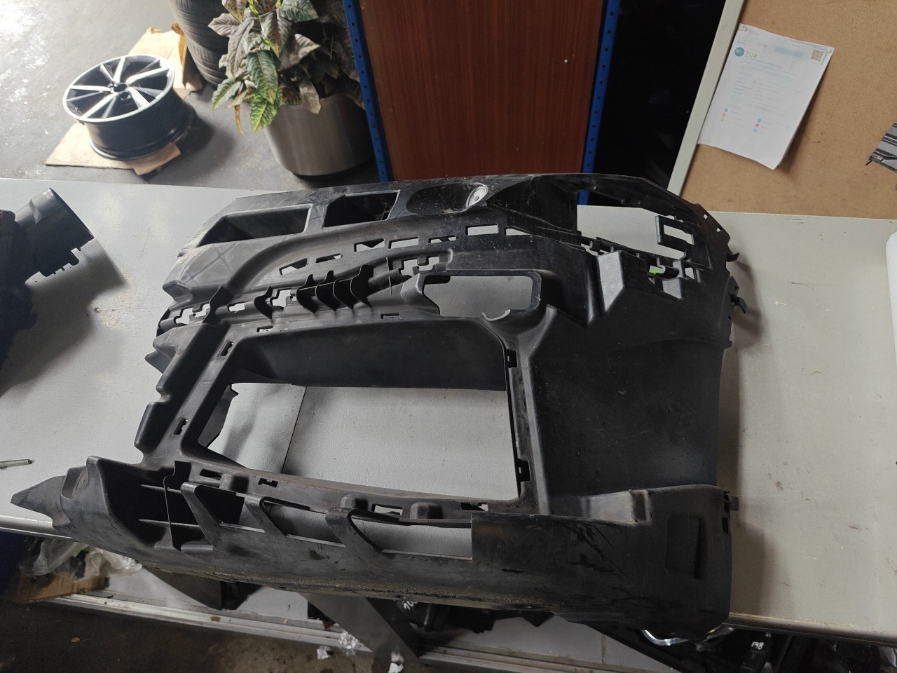 Suporte / Guia Esquerda do Parachoques Frente BMW 7 (G11, G12) | 15 - 