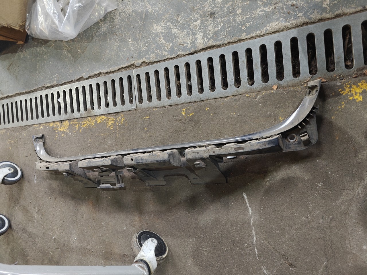 Suporte/ Guia Central do Parachoques Tras BMW 3 Touring (E91) | 04 - 12