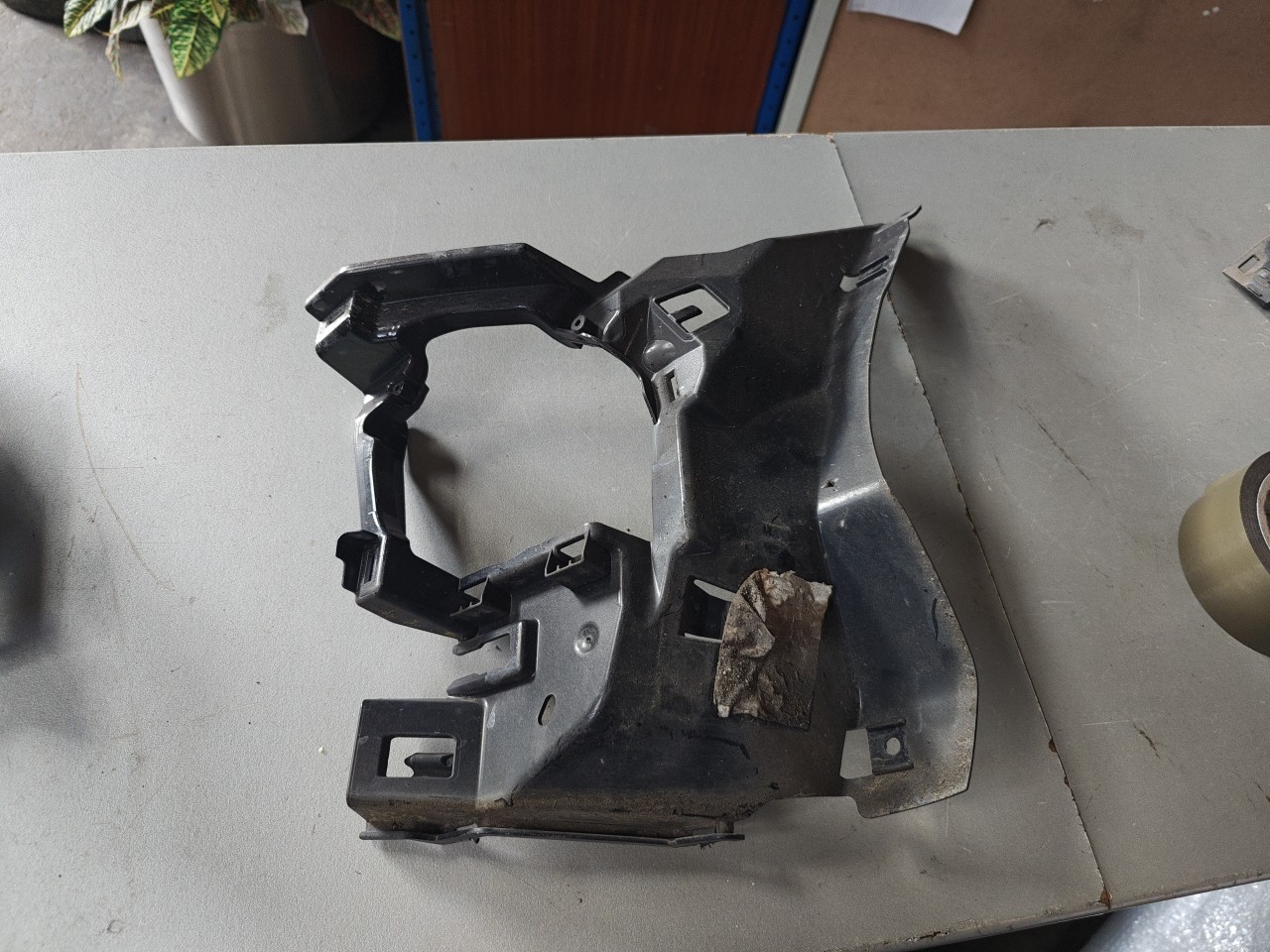 Suporte / Guia Esquerda do Parachoques Frente BMW 1 (F20) | 11 - 19