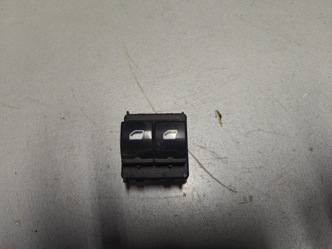 Interruptor Vidro Frente Esquerdo Porta Condutor CITROEN C4 CACTUS | 14 - 