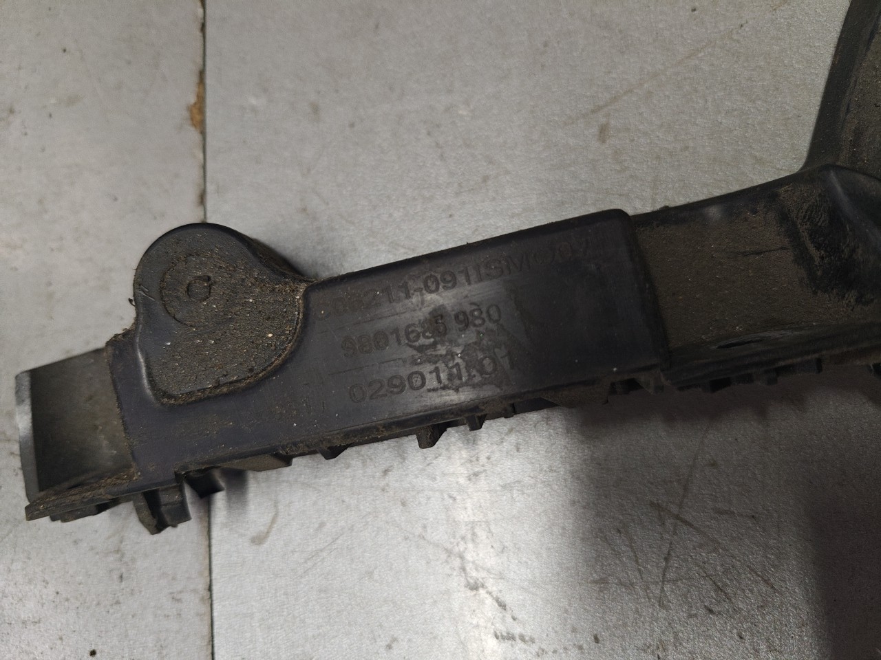 Suporte / Guia / Apoio de plastico CITROEN C4 CACTUS | 14 -  Imagem-1