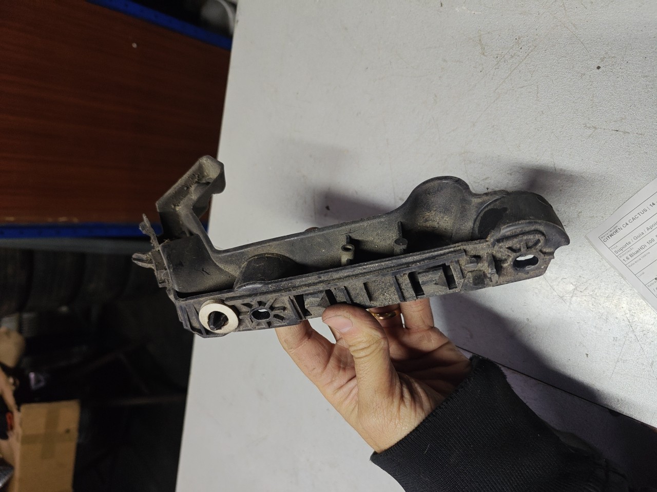 Suporte / Guia / Apoio de plastico CITROEN C4 CACTUS | 14 -  Imagem-2