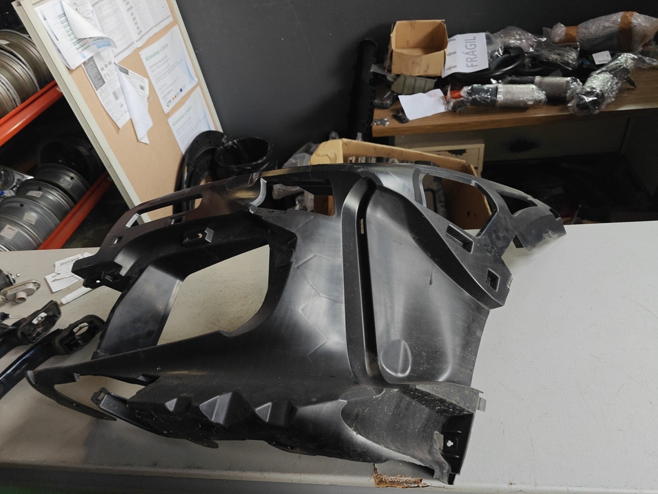 Suporte / Guia Esquerda do Parachoques Frente BMW 1 (F40) | 19 - 