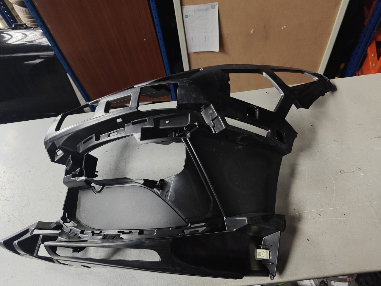 Suporte / Guia Esquerda do Parachoques Frente BMW 1 (F40) | 19 - 