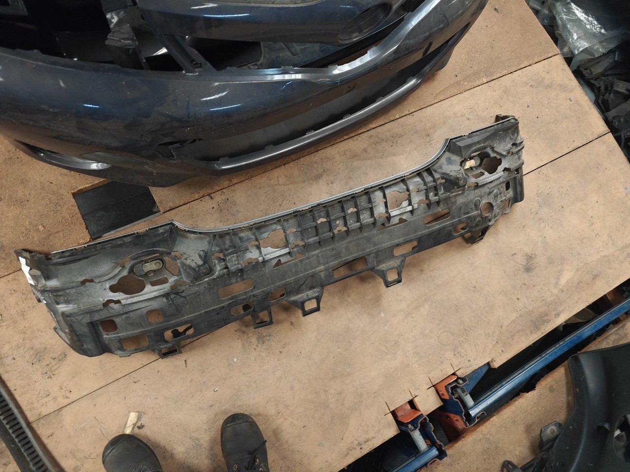 Suporte/ Guia Central do Parachoques Tras MERCEDES-BENZ C-CLASS (W203) | 00 - 07