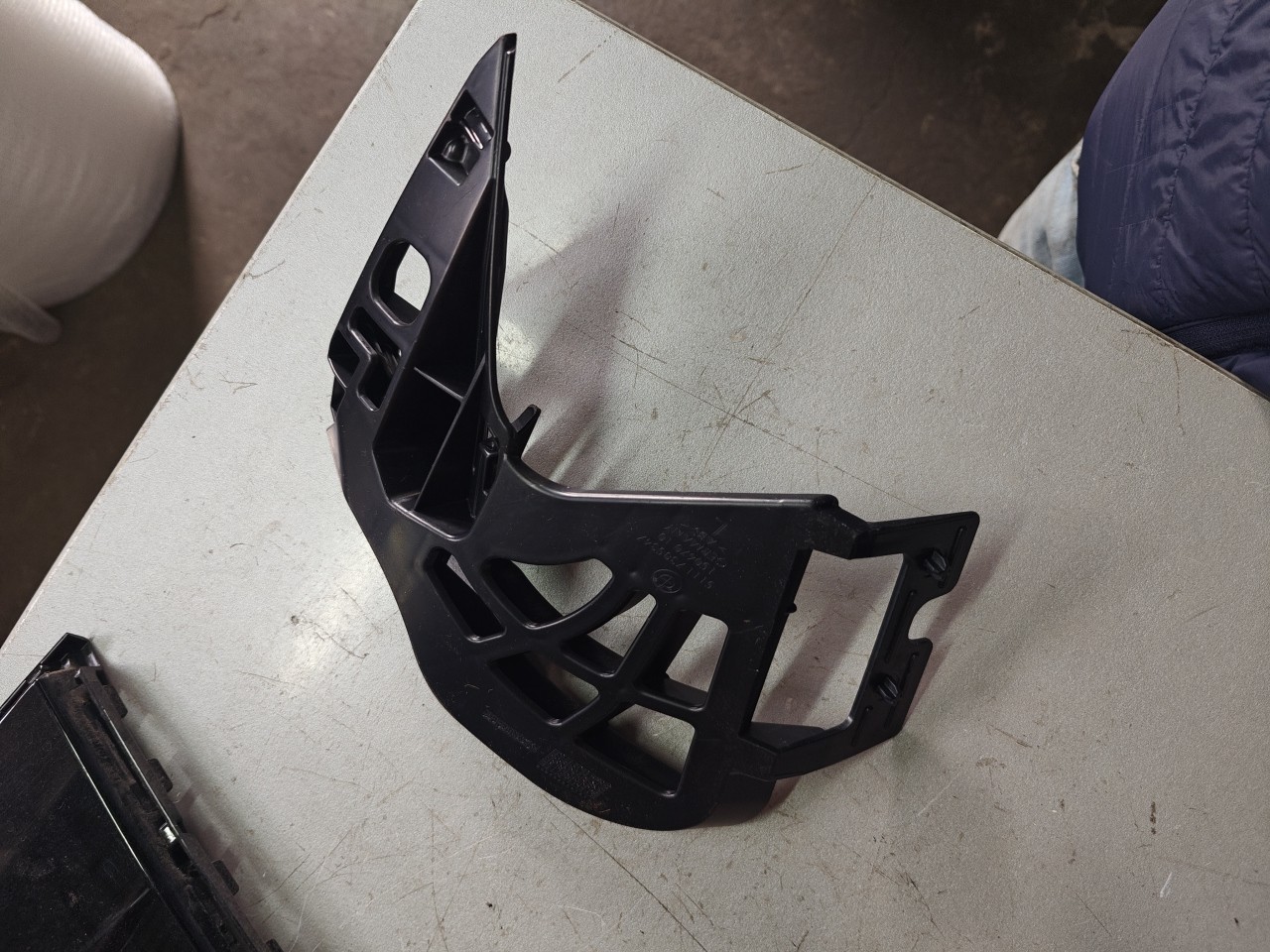 Suporte / Guia Esquerda do Guarda Lamas BMW 5 (G30, F90) | 16 - 