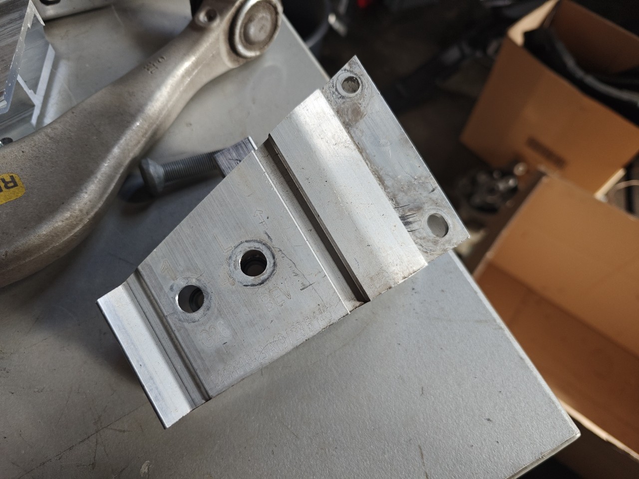 Suporte / Guia / Apoio de chapa aluminio BMW 4 Gran Coupe i4 G26 2020 -