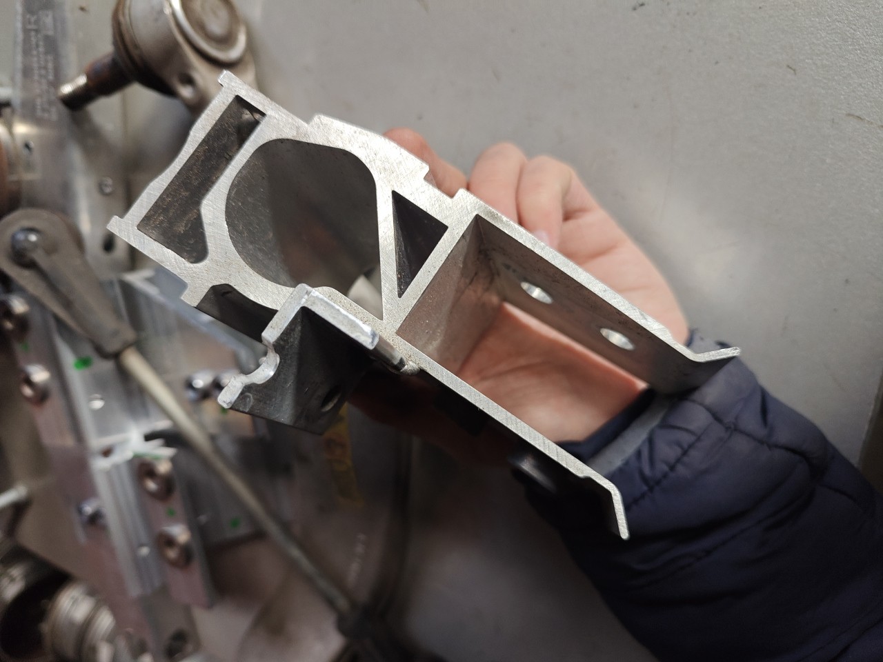 Suporte / Guia / Apoio de chapa aluminio BMW 4 Gran Coupe i4 G26 2020 - Imagem-4