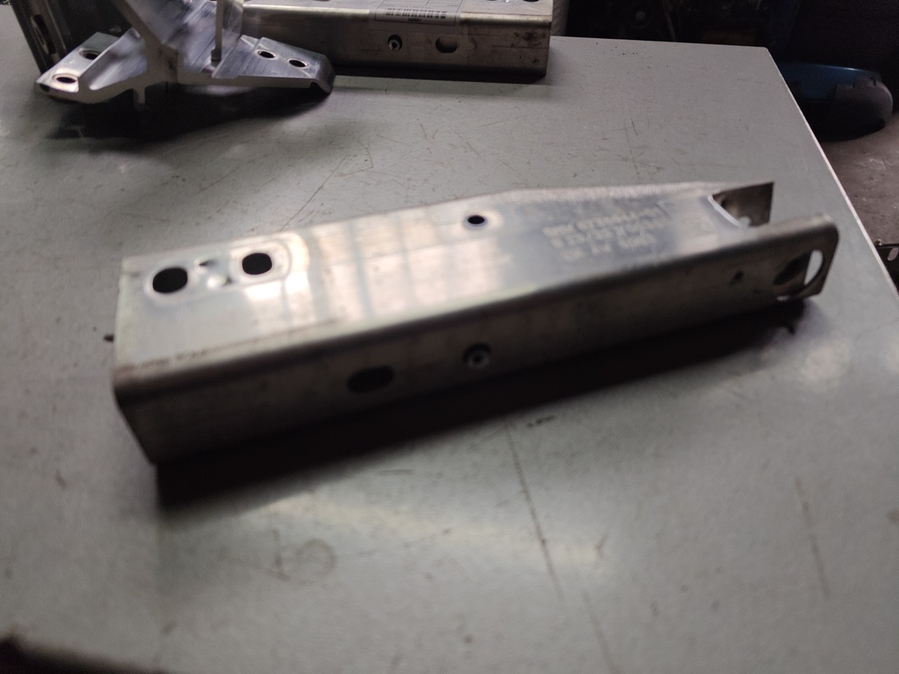 Suporte / Guia / Apoio de chapa aluminio BMW 4 Gran Coupe i4 G26 2020 - Imagem-1