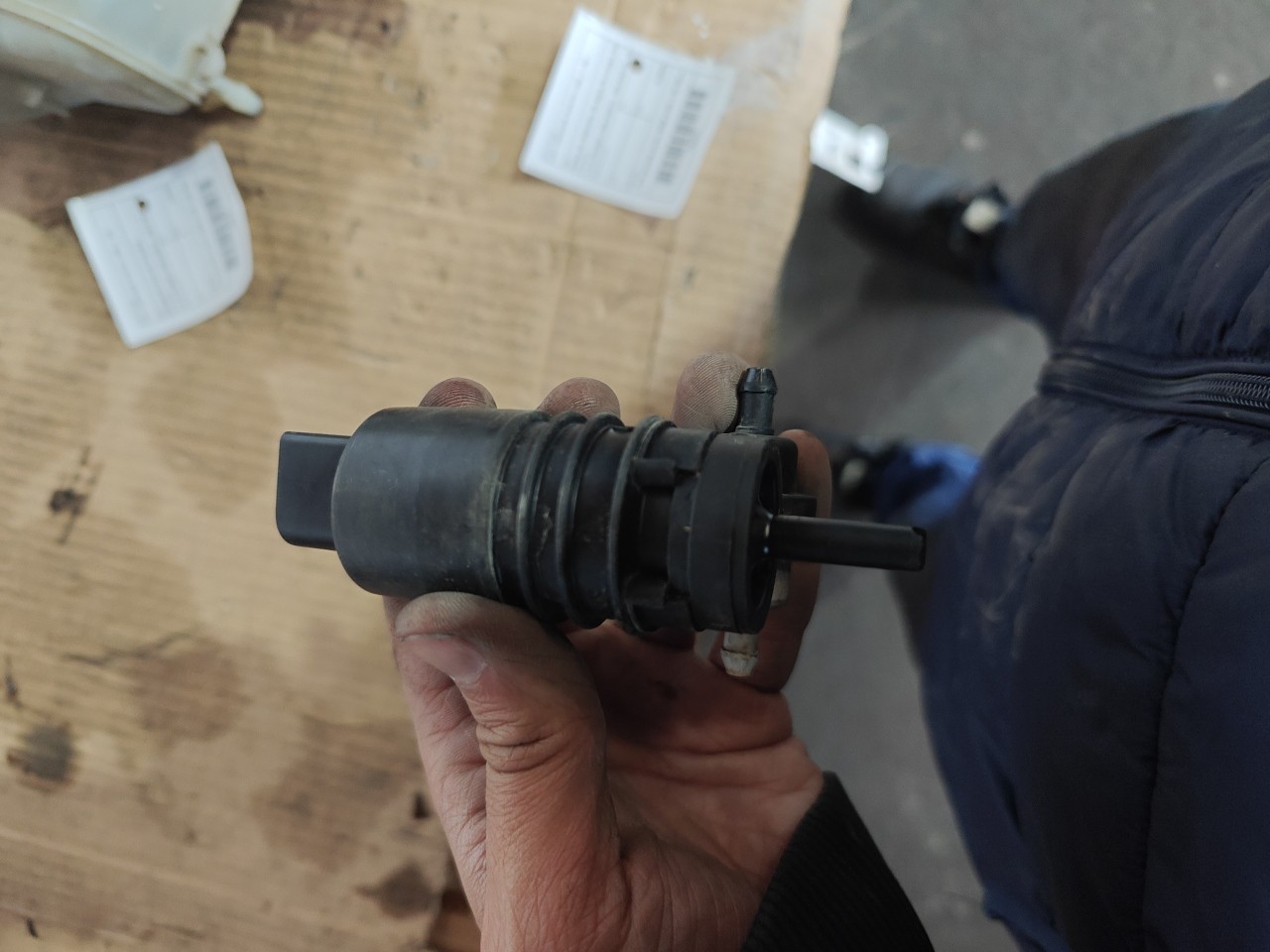 Motor do deposito de agua do Limpa Vidros FIAT GRANDE PUNTO (199_) | 05 -  Imagem-3 Motor do deposito de agua do Limpa Vidros FIAT GRANDE PUNTO (199_) | 05 -  Imagem-3