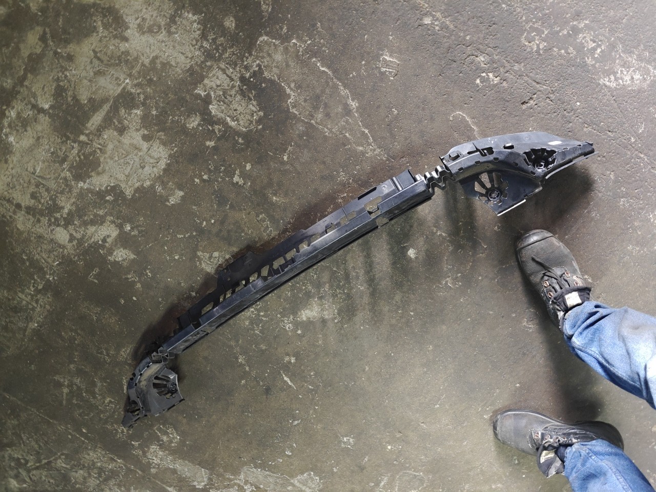 Suporte/ Guia Central do Parachoques Tras BMW 1 (F20) | 11 - 19