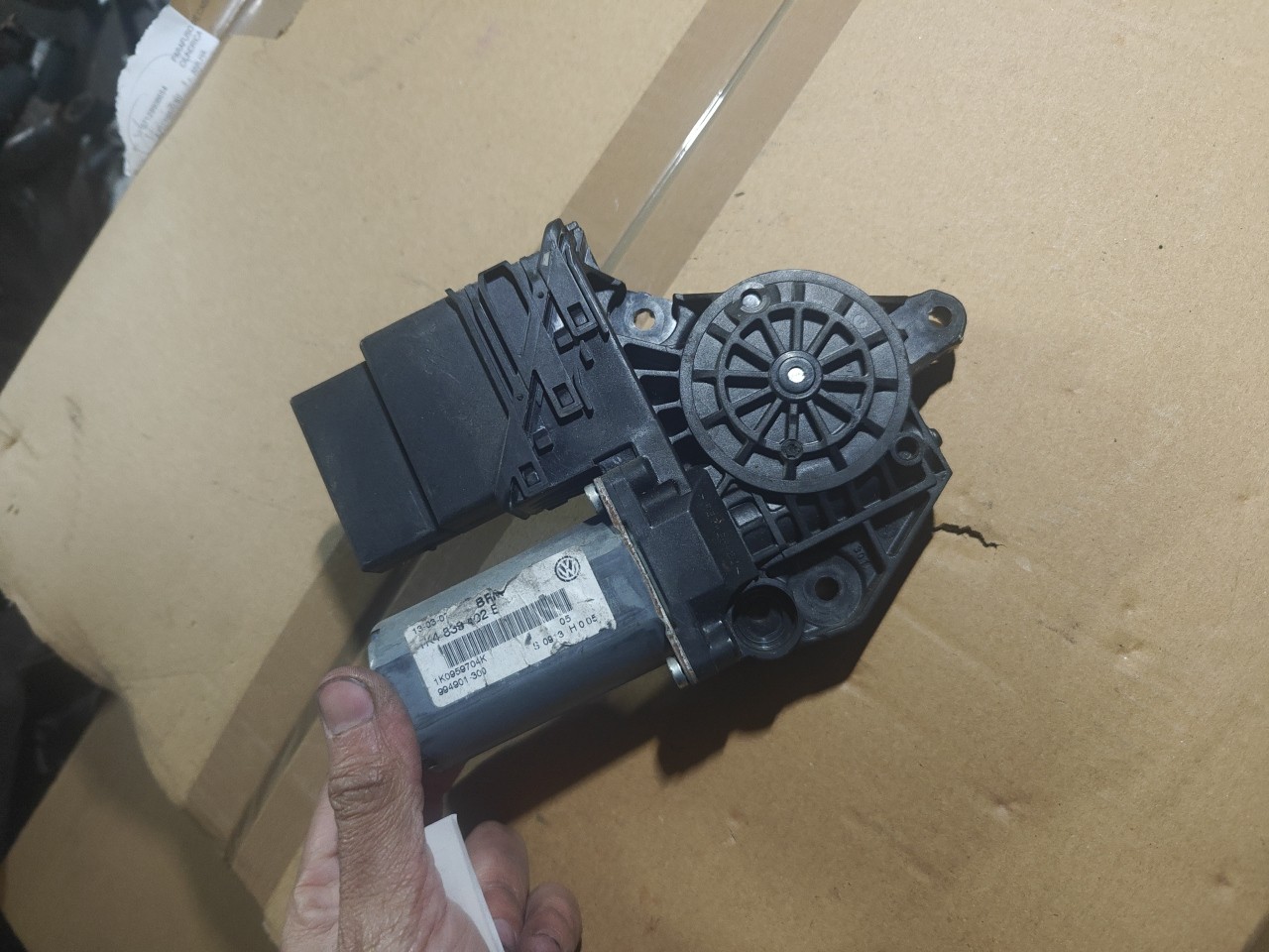 Motor do Elevador de Vidro Tras Esquerdo VOLKSWAGEN GOLF V (1K1) | 03 - 09 Imagem-2