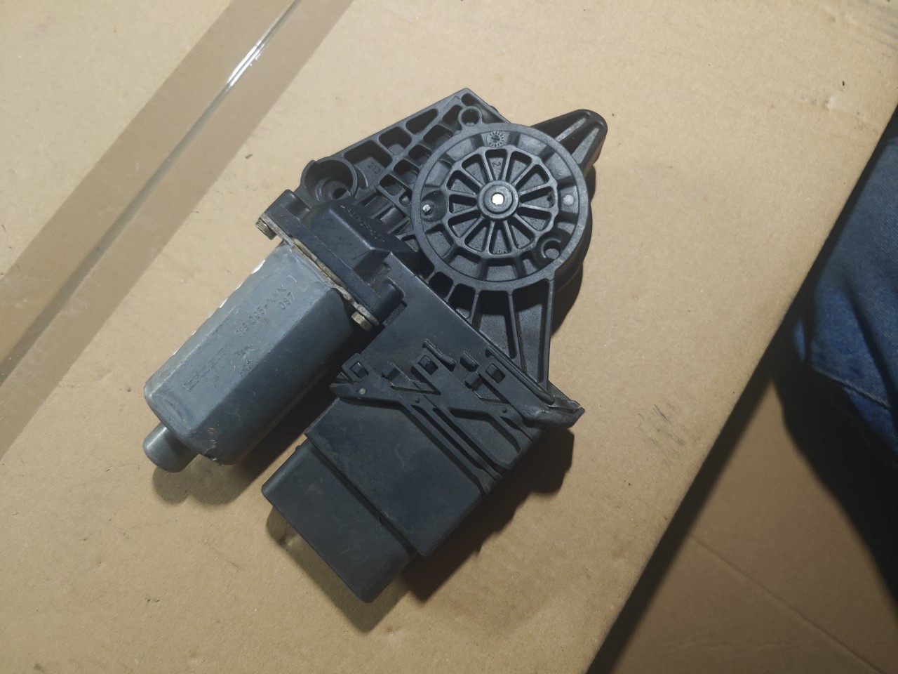 Motor do Elevador de Vidro Tras Esquerdo VOLKSWAGEN PASSAT Variant (3B5) | 97 - 01