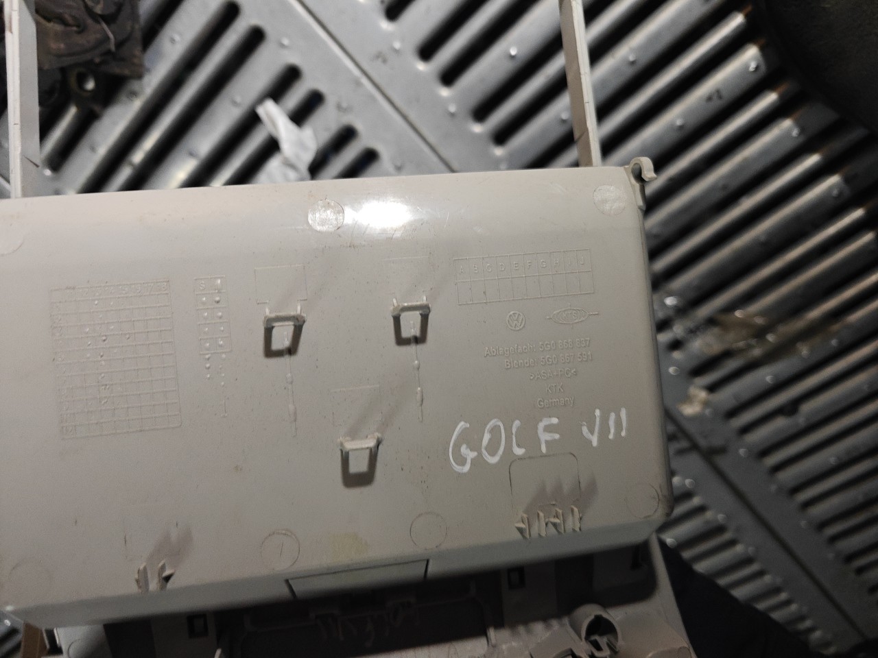 Porta Oculos VOLKSWAGEN GOLF VI (5K1) | 08 - 14 Imagem-4 Porta Oculos VOLKSWAGEN GOLF VI (5K1) | 08 - 14 Imagem-4