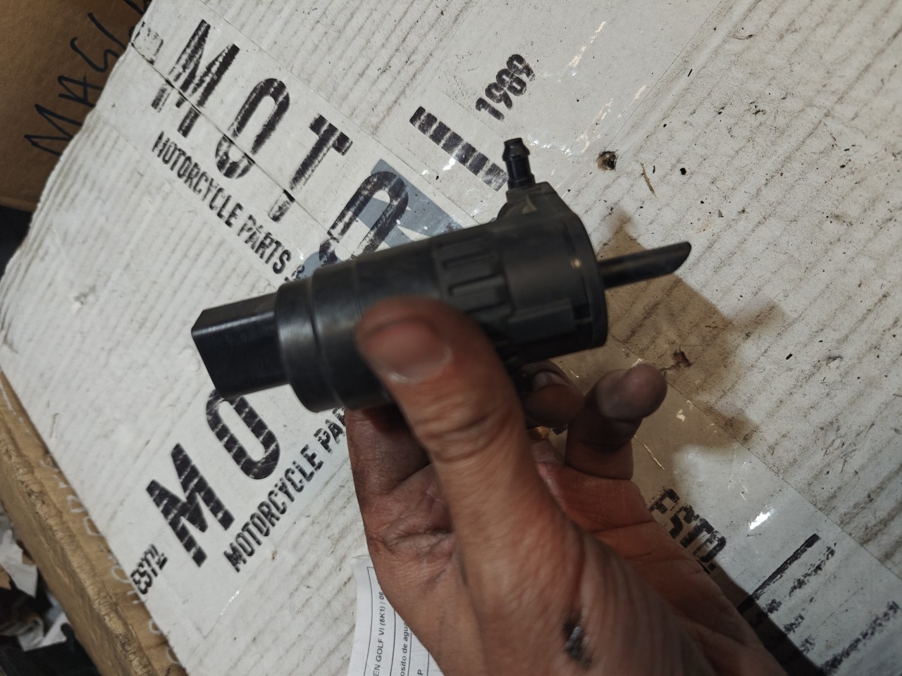 Motor do deposito de agua do Limpa Vidros VOLKSWAGEN GOLF VI (5K1) | 08 - 14 Imagem-2 Motor do deposito de agua do Limpa Vidros VOLKSWAGEN GOLF VI (5K1) | 08 - 14 Imagem-2