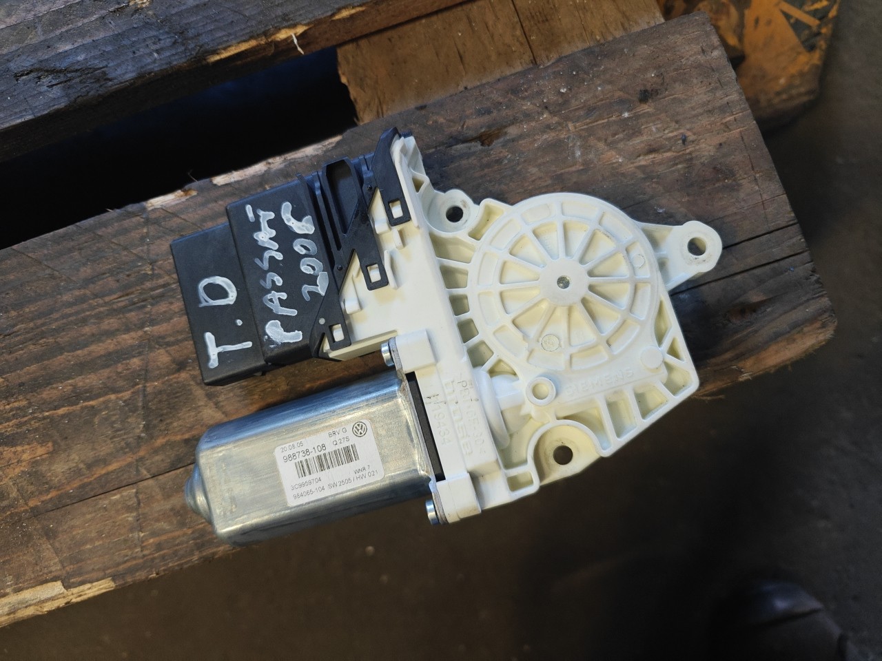 Motor do Elevador de Vidro Tras Direito VOLKSWAGEN PASSAT Variant (3C5) | 05 - 11