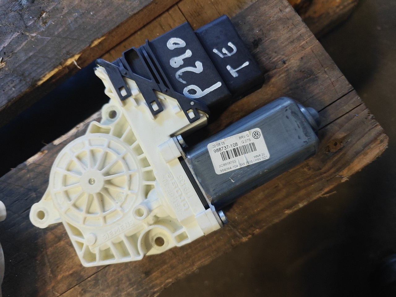 Motor do Elevador de Vidro Tras Esquerdo VOLKSWAGEN PASSAT Variant (3C5) | 05 - 11