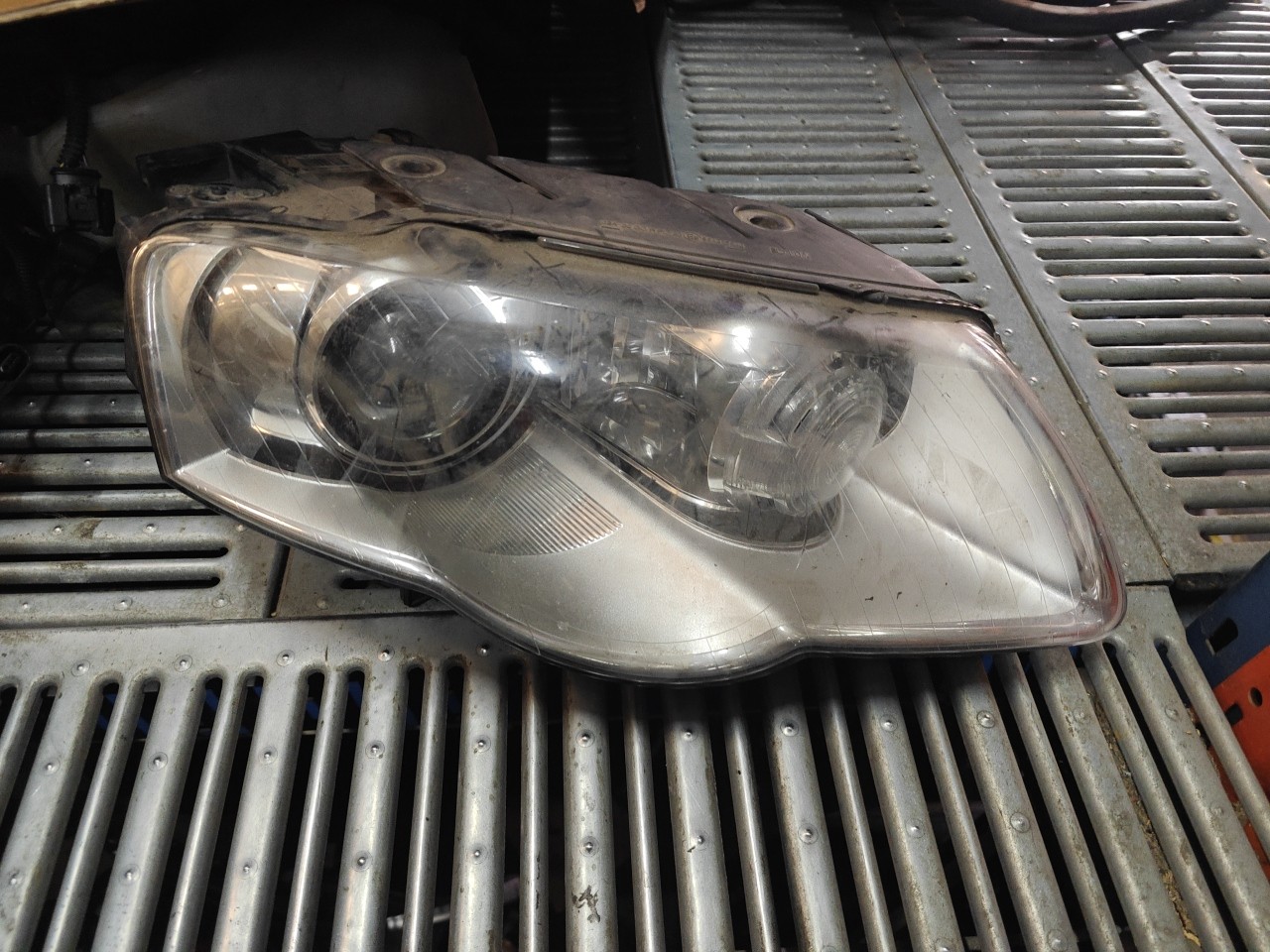 Farol Frente Direito / Otica Direita VOLKSWAGEN PASSAT (3C2) | 05 - 10