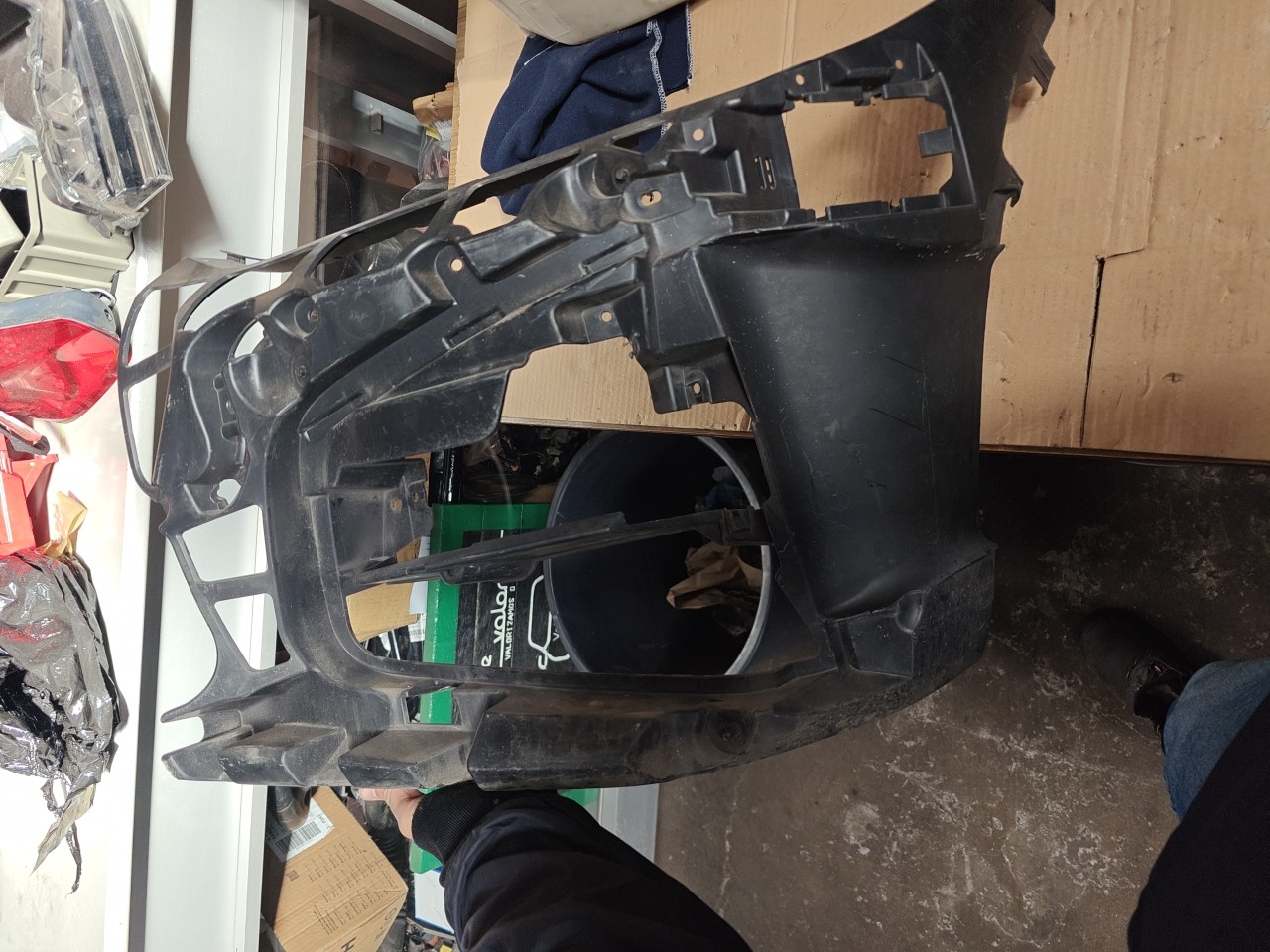 Suporte / Guia Esquerda do Parachoques Frente RENAULT Clio II (BB0/1/2_, CB0/1/2_)