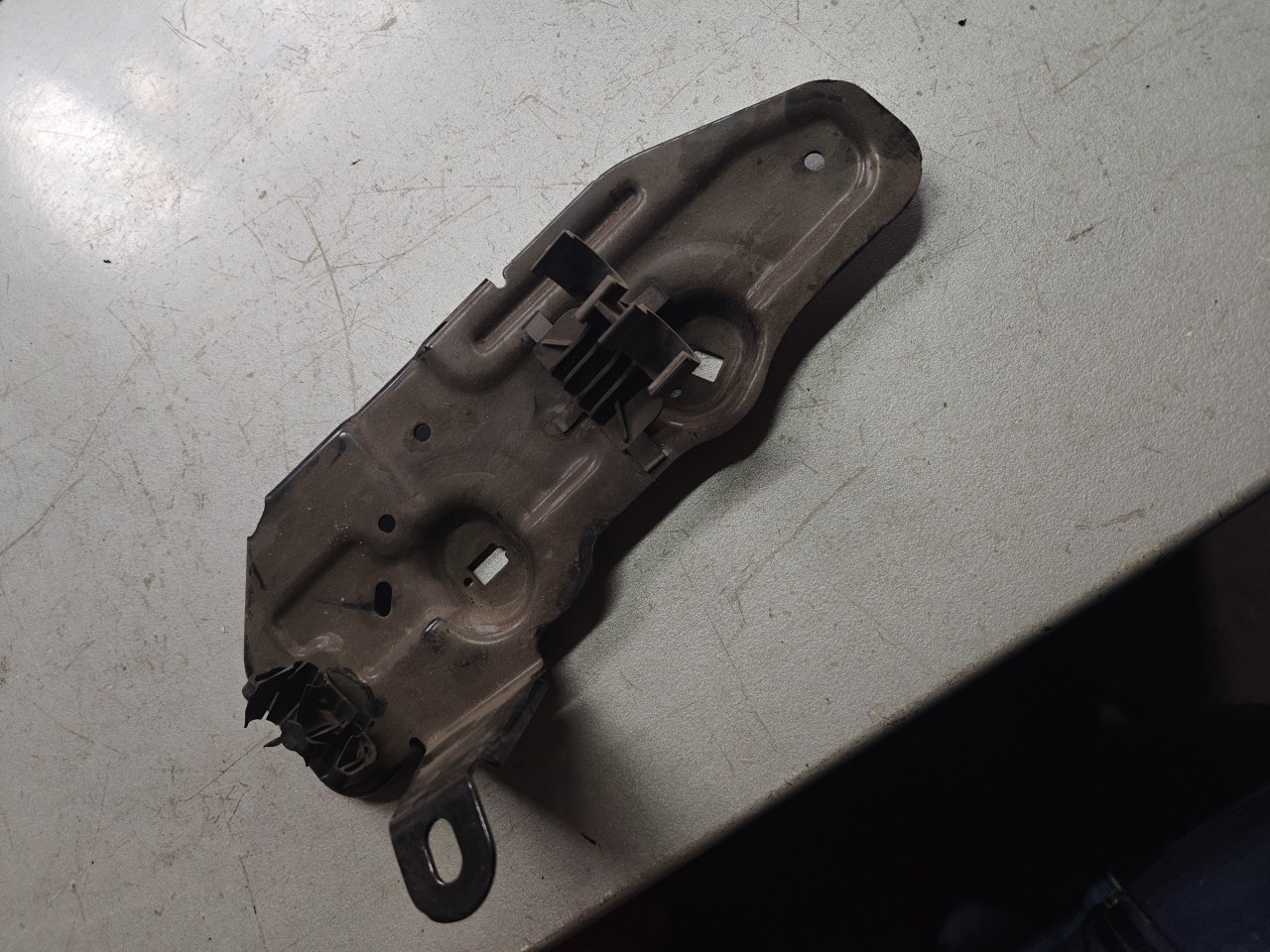 Suporte / Guia / Apoio de chapa aluminio BMW 4 Gran Coupe (F36) | 14 -  Imagem-2 Suporte / Guia / Apoio de chapa aluminio BMW 4 Gran Coupe (F36) | 14 -  Imagem-2