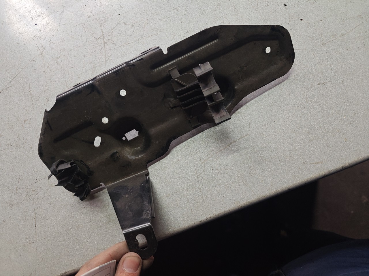 Suporte / Guia / Apoio de chapa aluminio BMW 4 Gran Coupe (F36) | 14 -  Imagem-3 Suporte / Guia / Apoio de chapa aluminio BMW 4 Gran Coupe (F36) | 14 -  Imagem-3