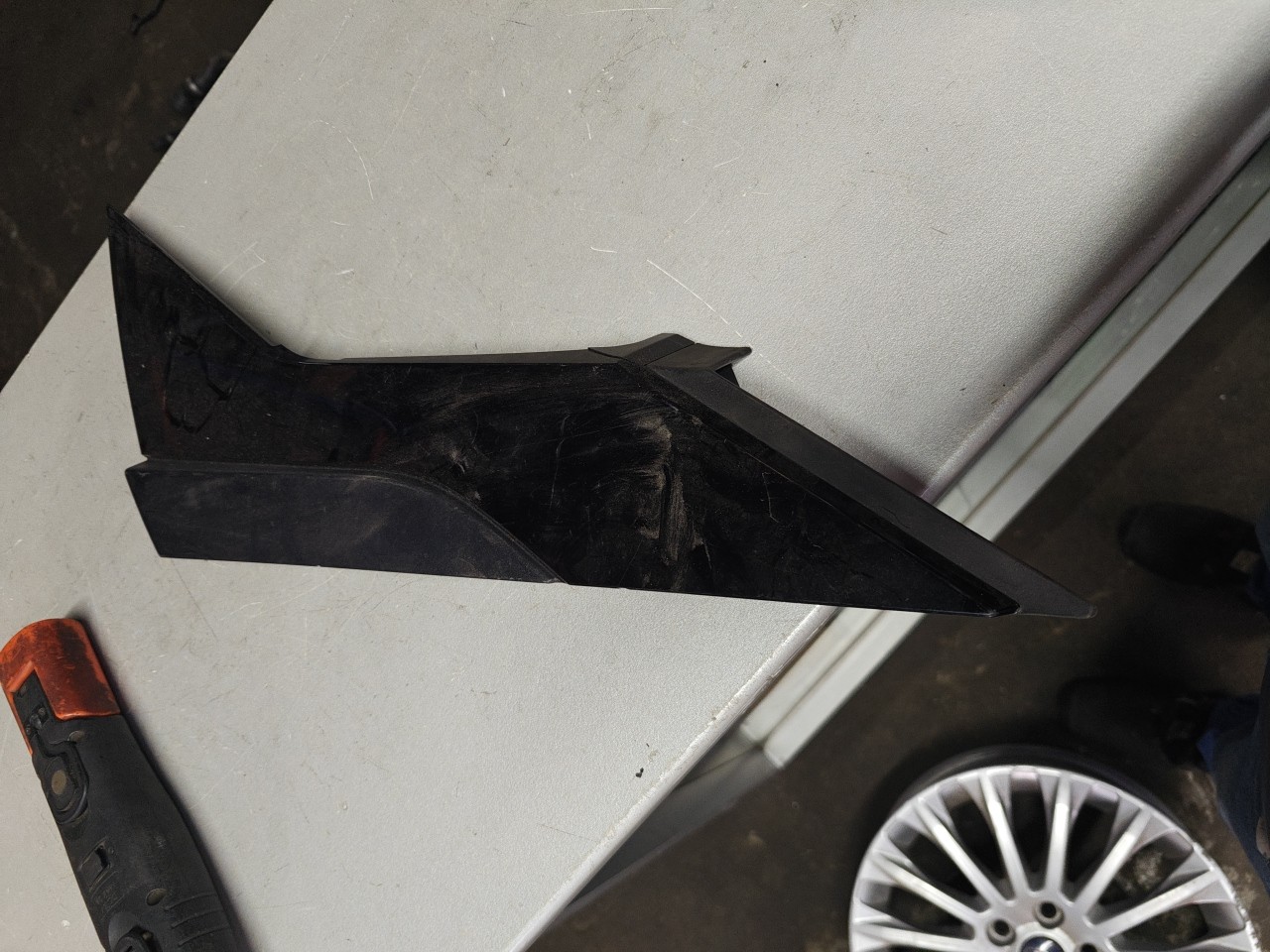 Suporte / Guia Direita do Guarda Lamas BMW i3 (I01) | 13 - 