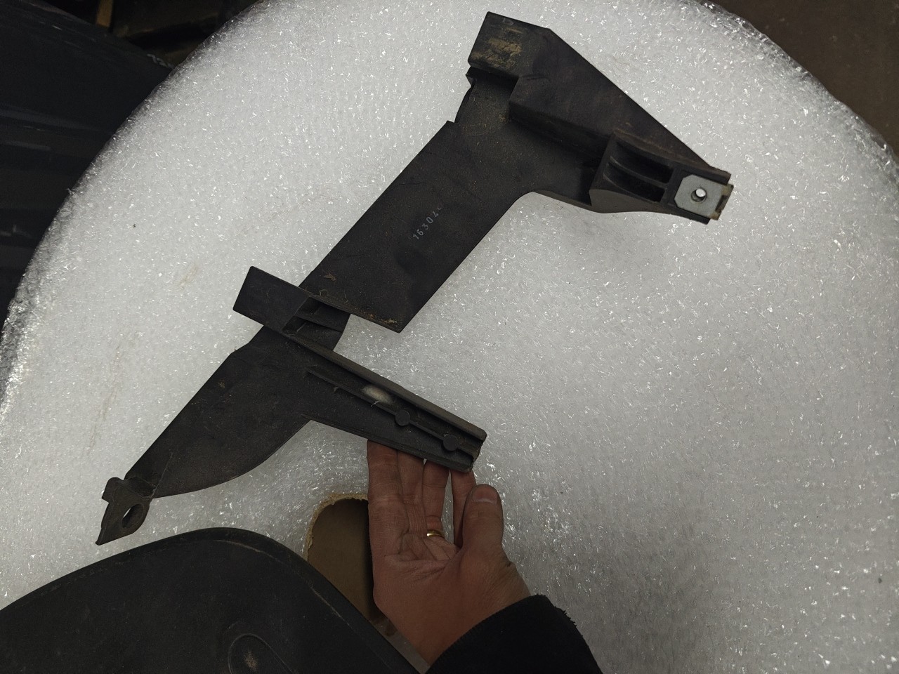 Suporte Do Farol Direito BMW X3 (E83) | 03 - 11 Imagem-2 Suporte Do Farol Direito BMW X3 (E83) | 03 - 11 Imagem-2