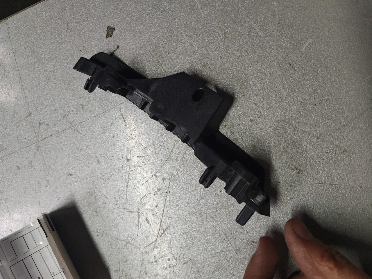 Suporte / Guia Esquerda do Parachoques Frente BMW 5 (G30, F90) | 16 - 