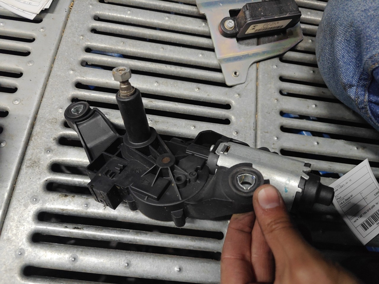 Motor de Escovas Tras BMW 1 (E87) | 03 - 13 Imagem-4 Motor de Escovas Tras BMW 1 (E87) | 03 - 13 Imagem-4